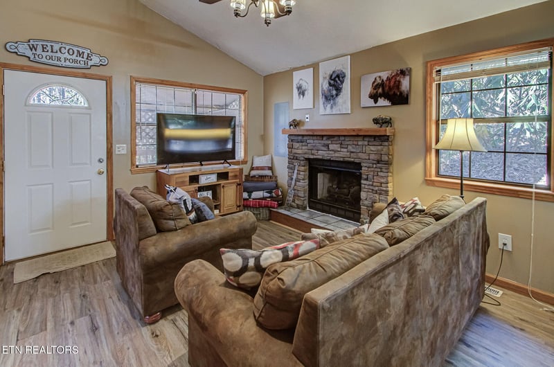 216 Whaley Dr, Gatlinburg, TN 37738