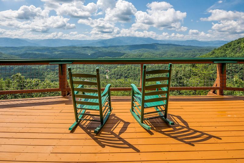 2166 Sanders Ln, Sevierville, TN 37876