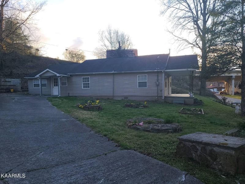 217 E Spring St, Oliver Springs, TN 37840
