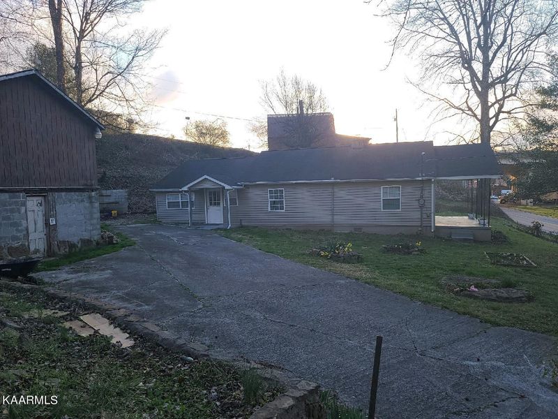 217 E Spring St, Oliver Springs, TN 37840