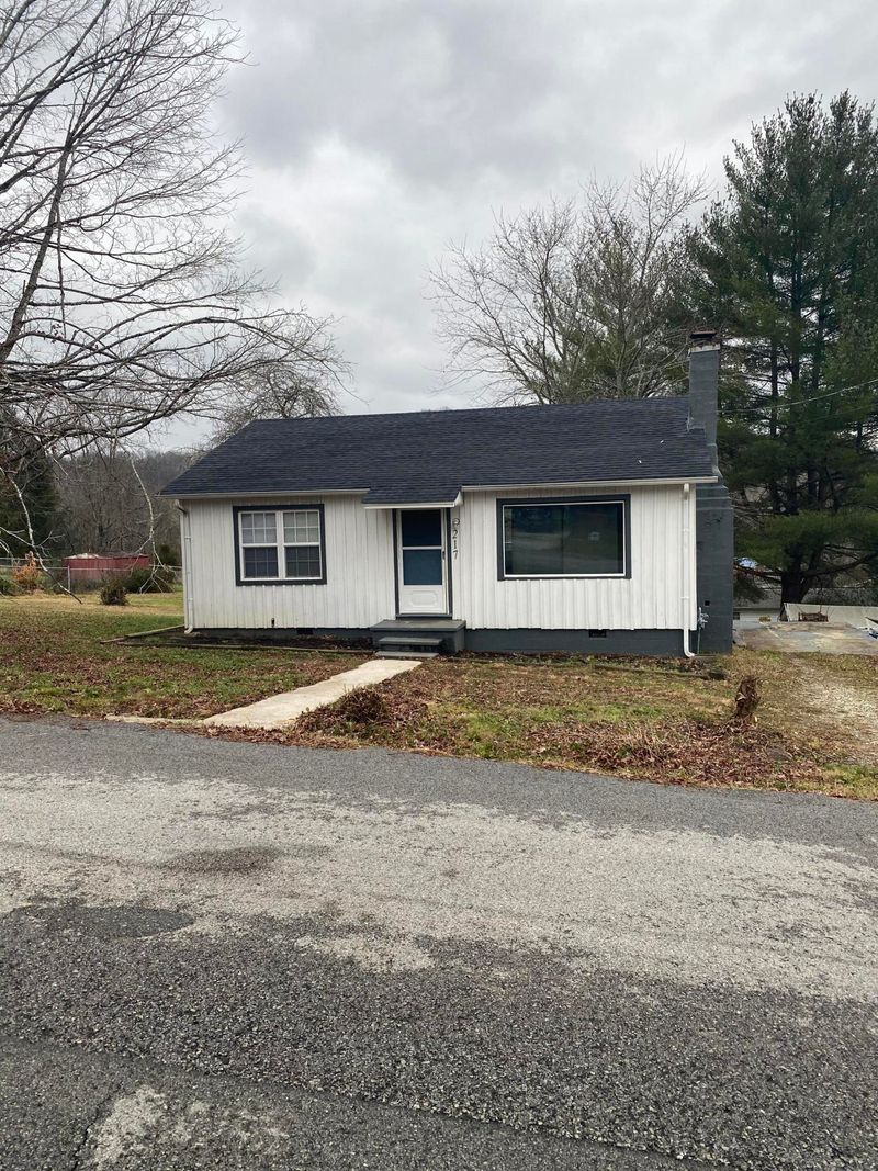 217 Hillwood Dr, Harriman, TN 37748