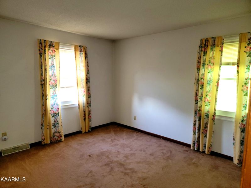 217 Summit Dr, Lafollette, TN 37766