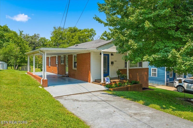 217 W Hicks St, Clinton, TN 37716
