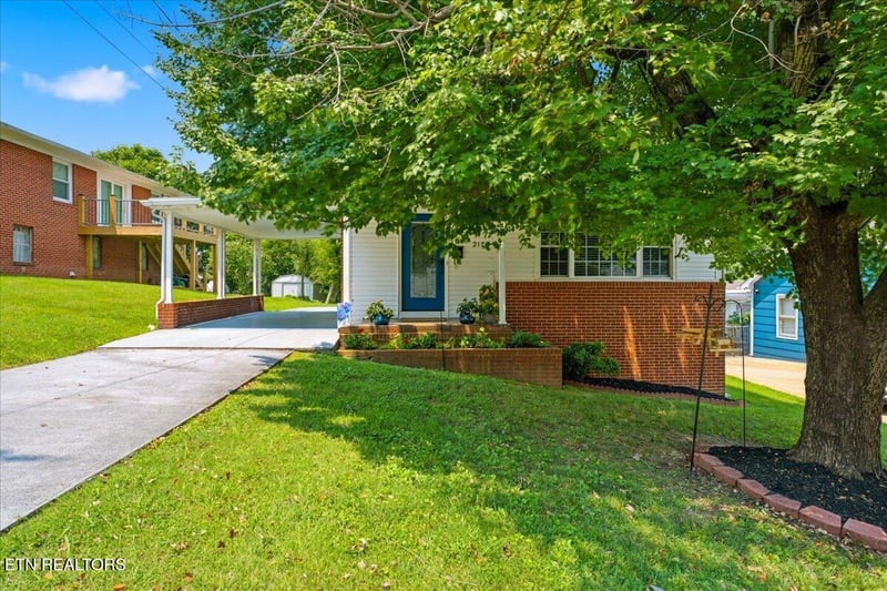 217 W Hicks St, Clinton, TN 37716