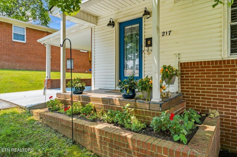 217 W Hicks St, Clinton, TN 37716