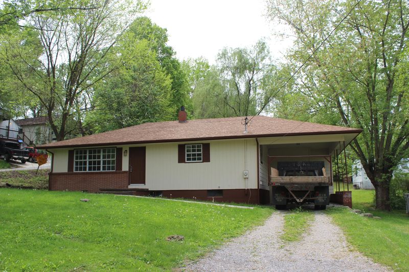 218 Cove St, Jacksboro, TN 37757