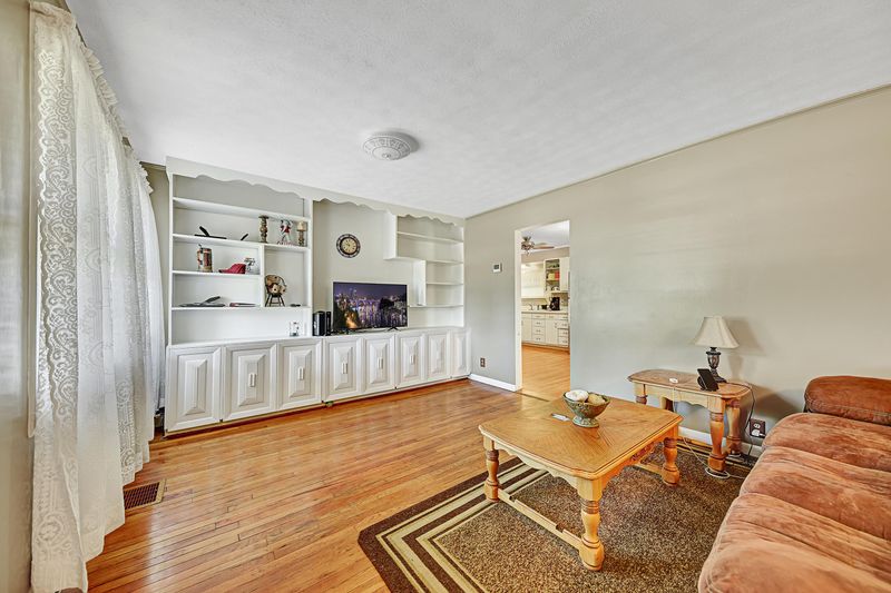 218 Illinois Ave, Oak Ridge, TN 37830