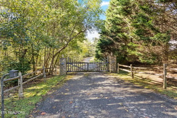 218 Old Cove Rd, Walland, TN 37886