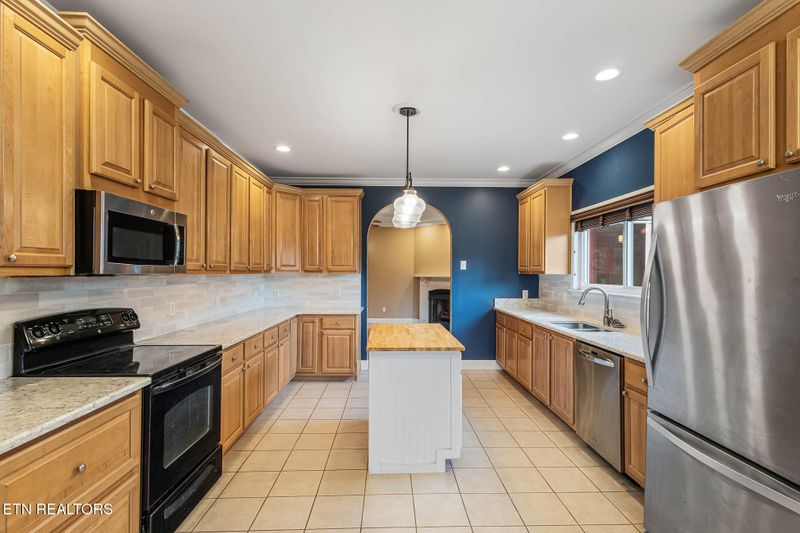 218 Pebble Ct, Lenoir City, TN 37772