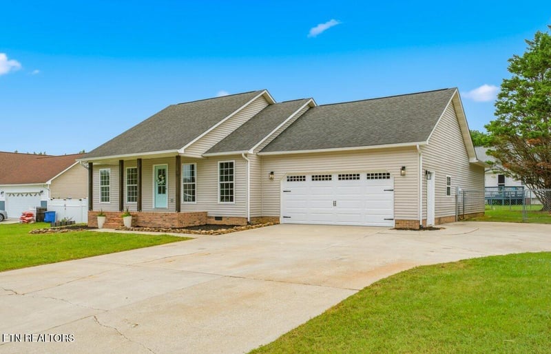 218 Wind Chase Dr, Madisonville, TN 37354