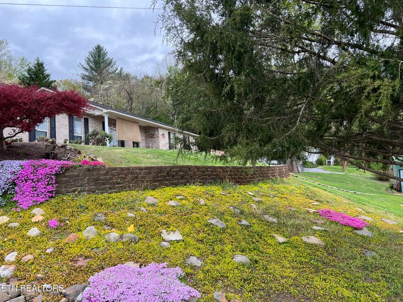 2182 Sugar Grove Valley Rd, Harriman, TN 37748