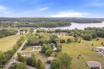 2188 Lakeview Rd, Lenoir City, TN 37772