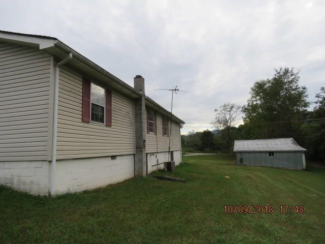 219 Crescent Ln, Jacksboro, TN 37757