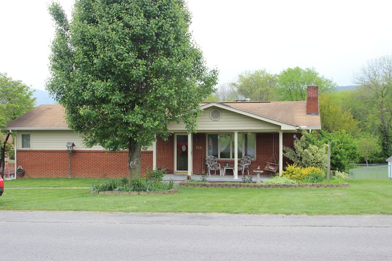219 Eagle Bluff Rd, Jacksboro, TN 37757