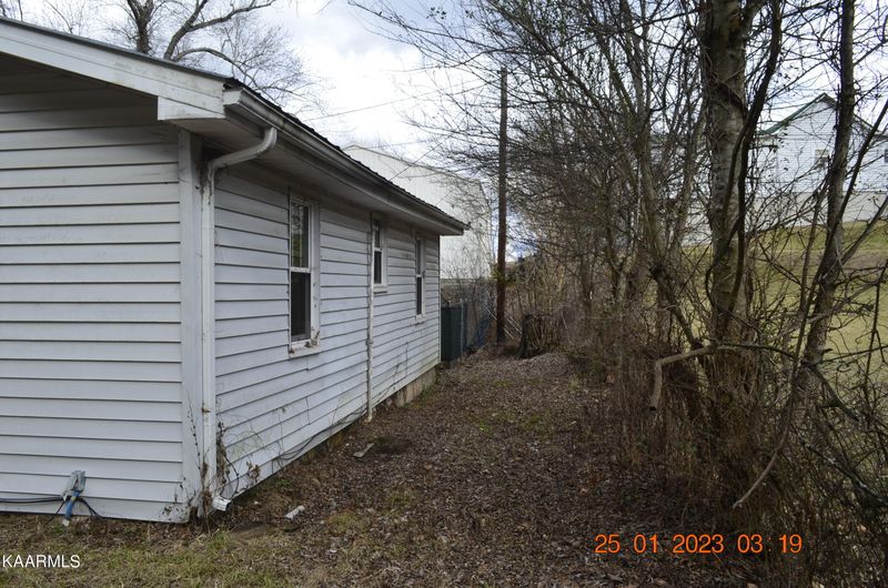 219 S 3rd St, Kingston, TN 37763