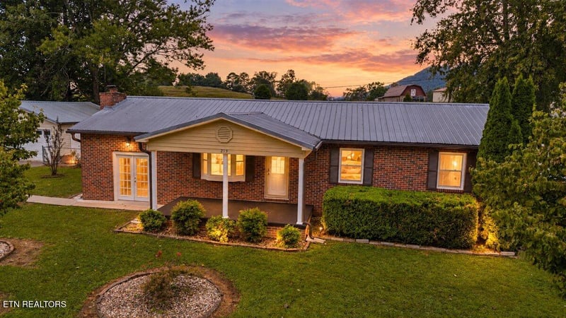 219 W Bowman Cir, Lafollette, TN 37766