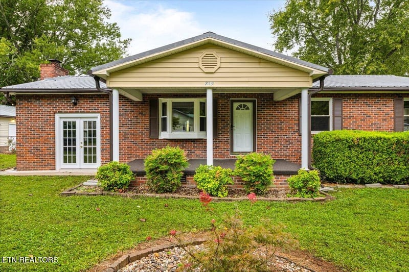 219 W Bowman Cir, Lafollette, TN 37766
