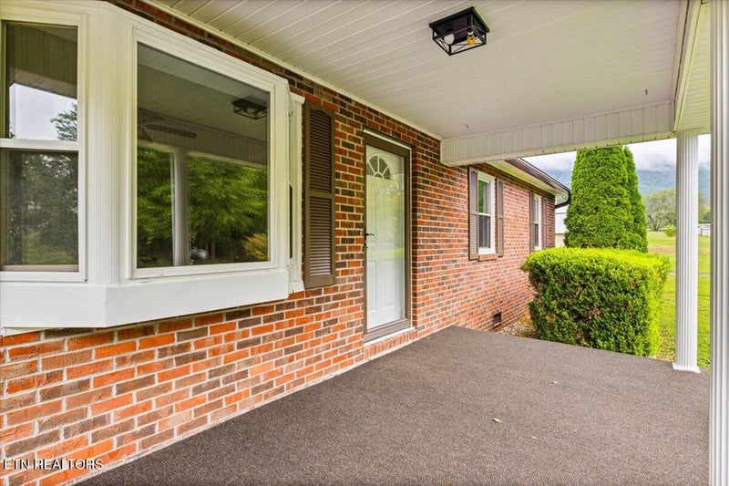 219 W Bowman Cir, Lafollette, TN 37766