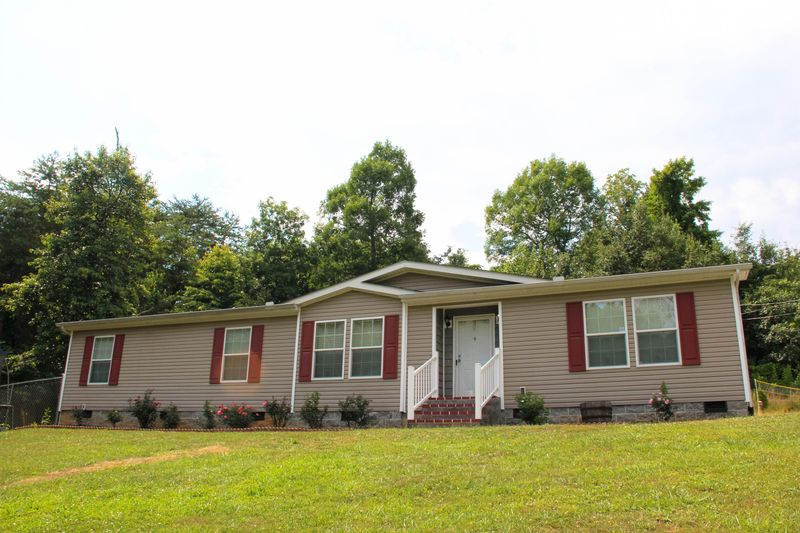 2196 Bluff Rd, Harriman, TN 37748