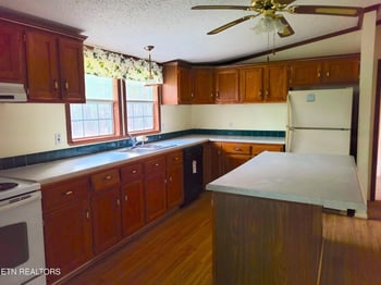 22 Prestonwood Ct, Crossville, TN 38558