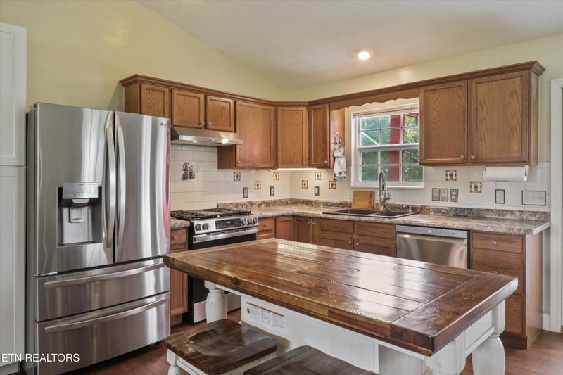 220 Autumn Ln, Madisonville, TN 37354