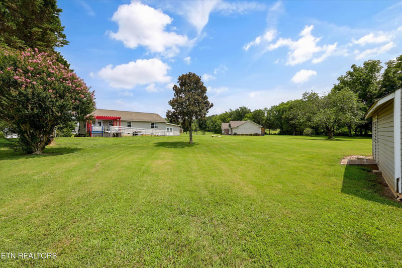 220 Autumn Ln, Madisonville, TN 37354