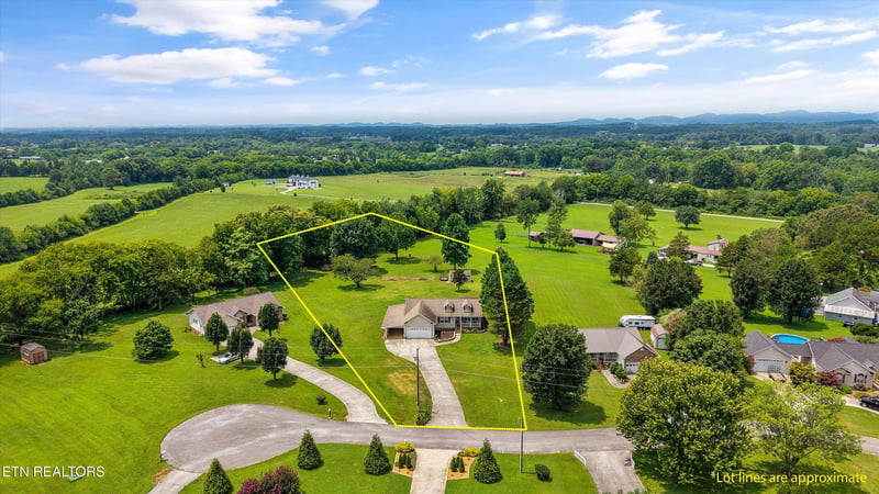 220 Autumn Ln, Madisonville, TN 37354