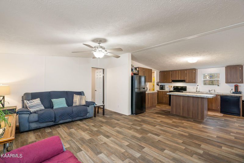 220 Collier Dr, Kingston, TN 37763