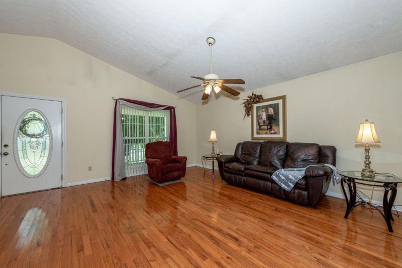 220 Hunt Ln, Madisonville, TN 37354