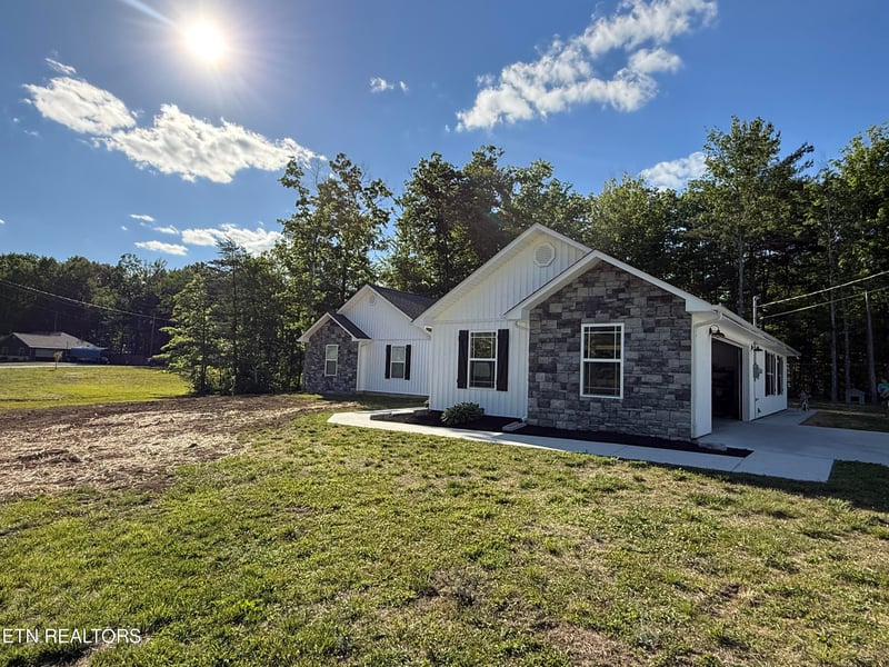 220 Kayla Ln, Oneida, TN 37841