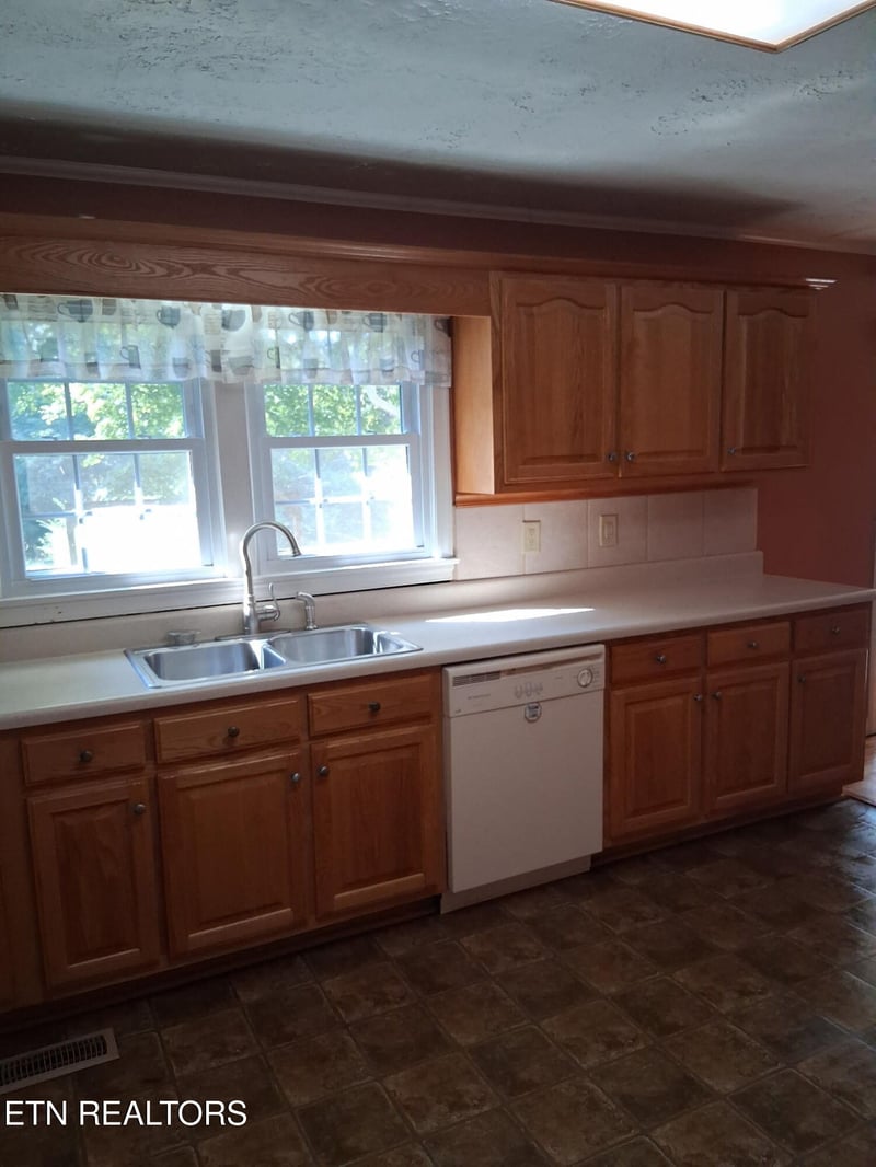 220 Kenneth St, Athens, TN 37303