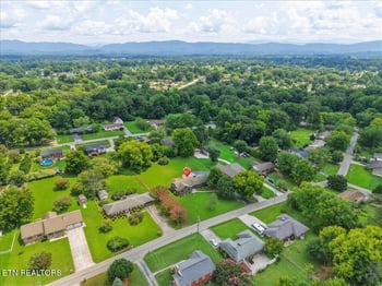 220 Locha Poka Dr, Maryville, TN 37803