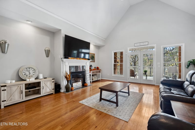 220 Montgomery View Dr, Harriman, TN 37748