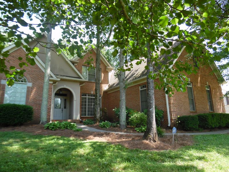 220 Stone Castle Ln, Powell, TN 37849