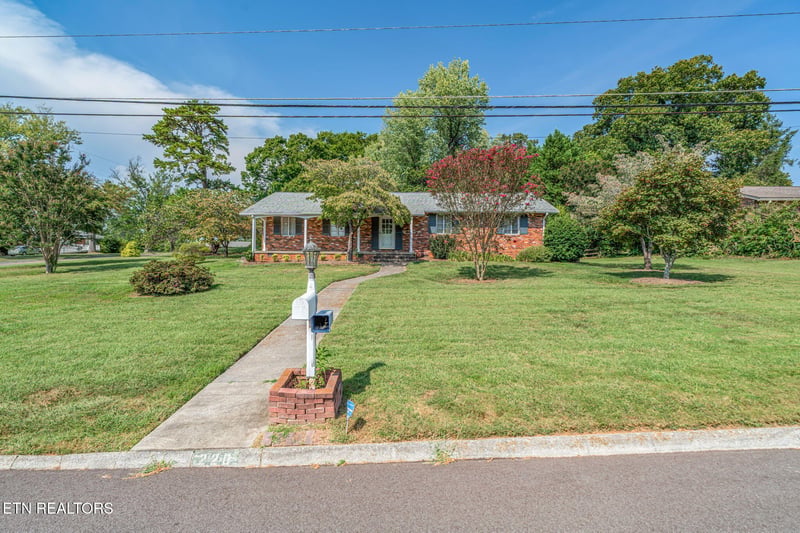 220 Sutton Ln, Knoxville, TN 37909