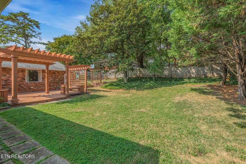 220 Sutton Ln, Knoxville, TN 37909