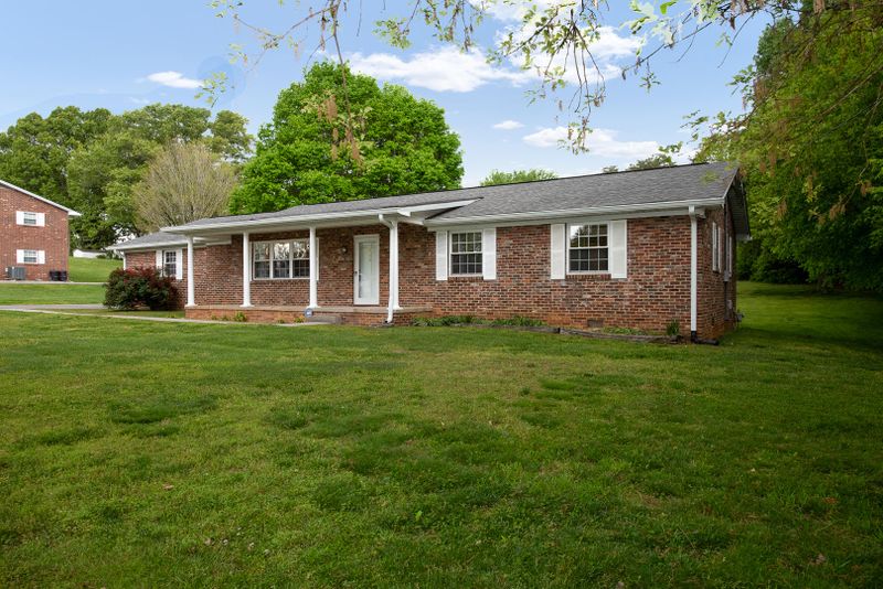 220 Westmoreland Dr, Maryville, TN 37803
