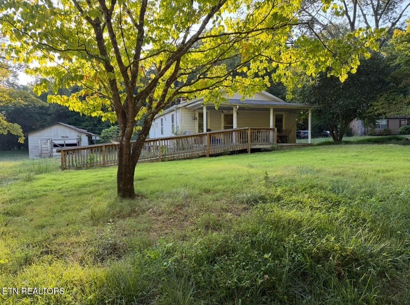 220 Woods Chapel Rd, Harriman, TN 37748