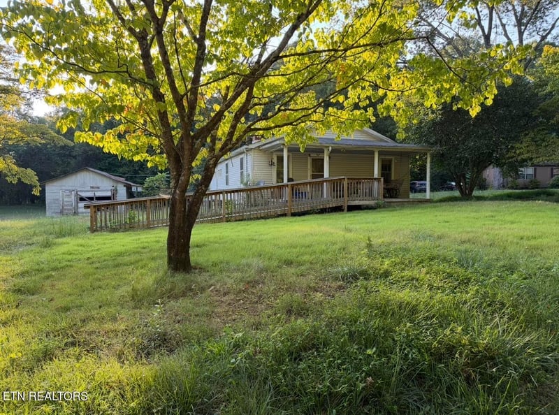 220 Woods Chapel Rd, Harriman, TN 37748