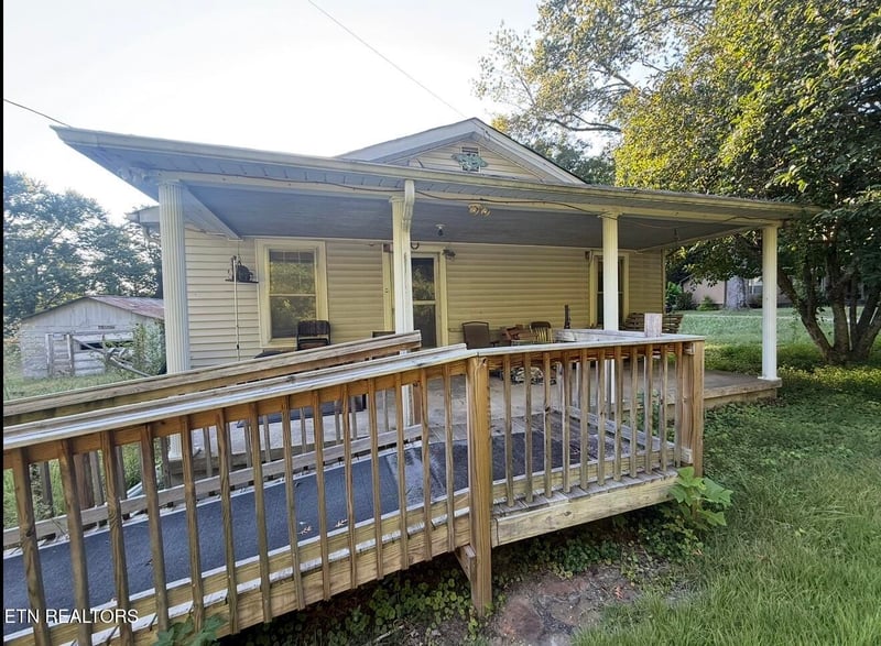 220 Woods Chapel Rd, Harriman, TN 37748