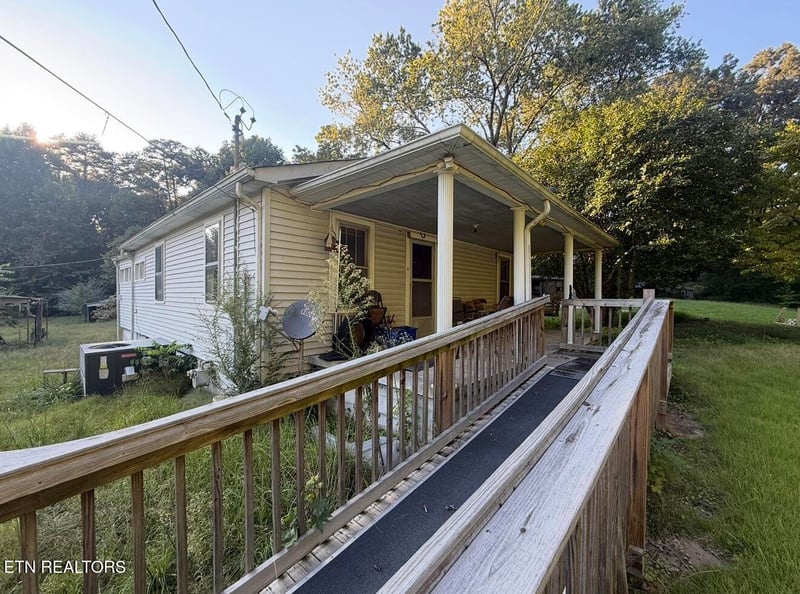 220 Woods Chapel Rd, Harriman, TN 37748