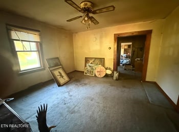 220 Woods Chapel Rd, Harriman, TN 37748