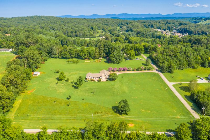 2201 Fallen Oaks Dr, Knoxville, TN 37932