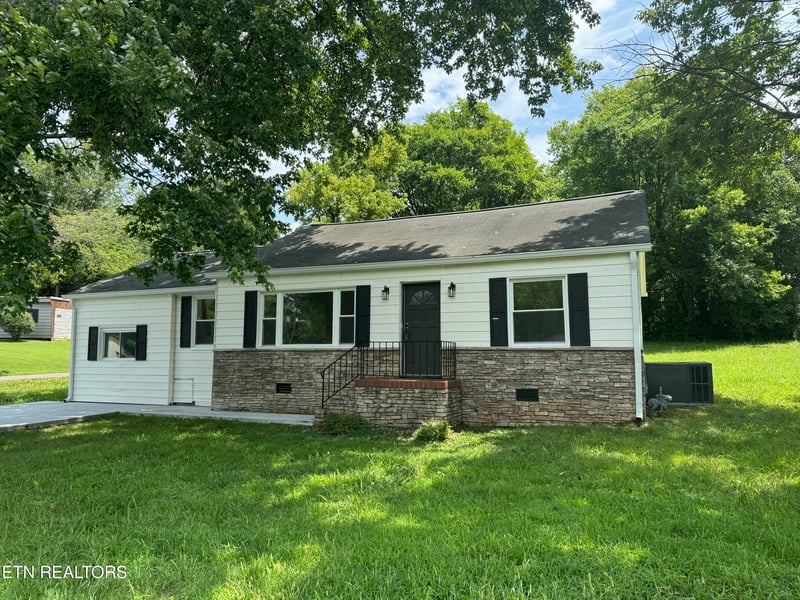 2204 Bradshaw Garden Rd, Knoxville, TN 37912