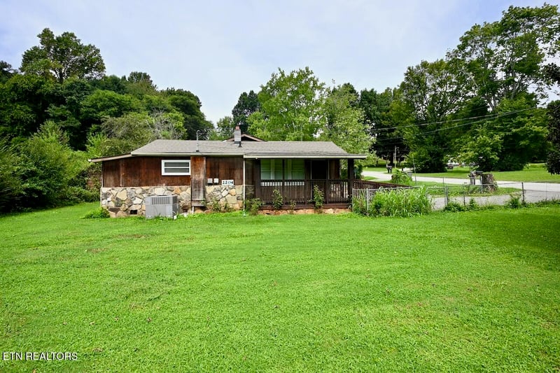 2204 Mentor Rd, Louisville, TN 37777
