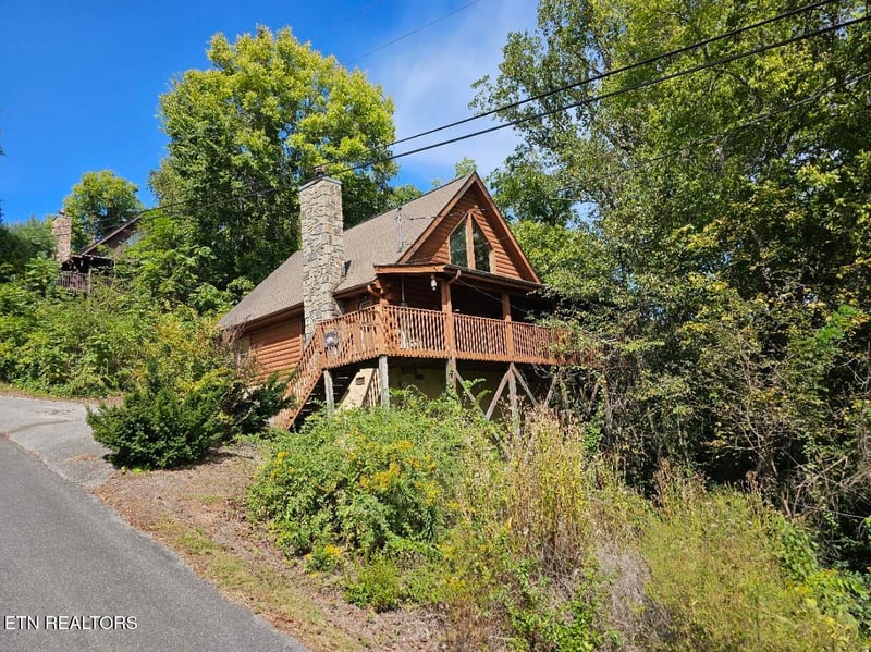 2205 Eagle Feather Dr, Sevierville, TN 37876
