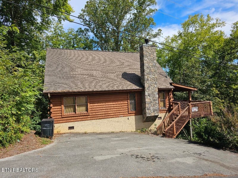 2205 Eagle Feather Dr, Sevierville, TN 37876