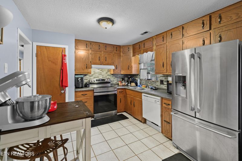 2205 Roundtree Rd, Knoxville, TN 37923