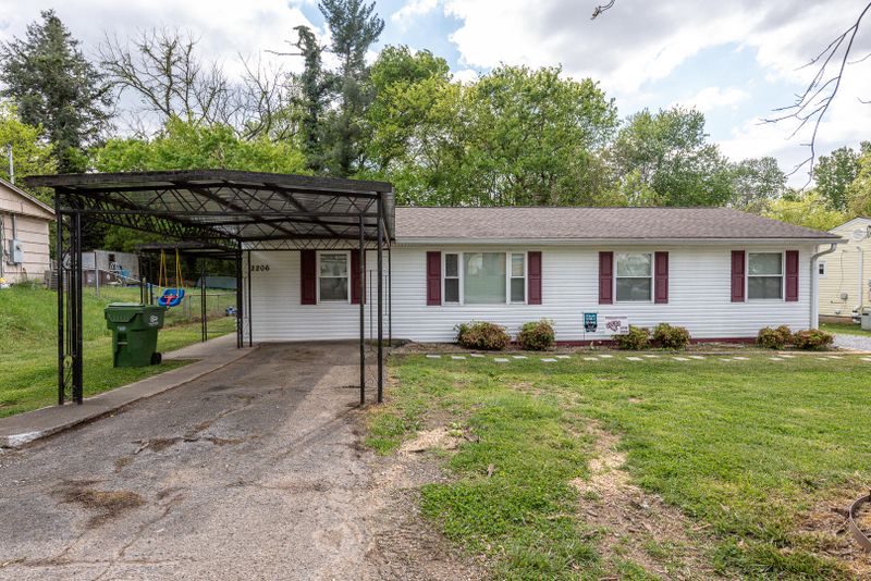 2206 Compton Dr, Maryville, TN 37804