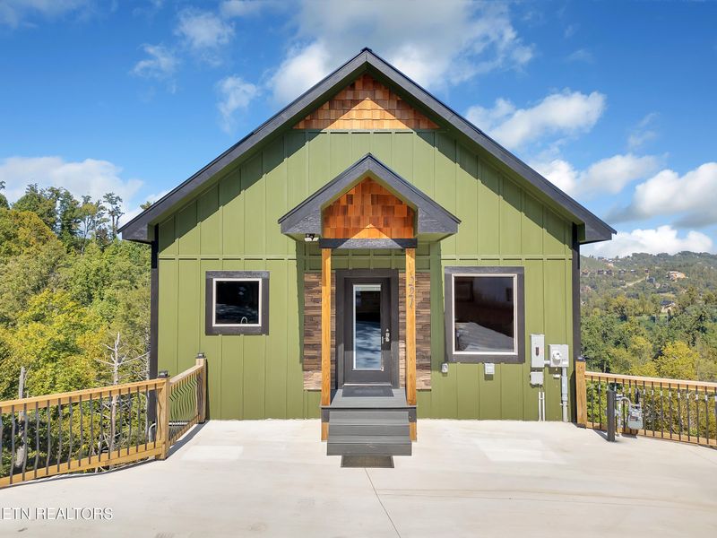 221 Chimney Tops Way, Gatlinburg, TN 37738
